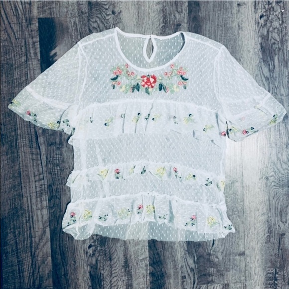 Tops - Feminine White Lace Top Embroidered Flowers